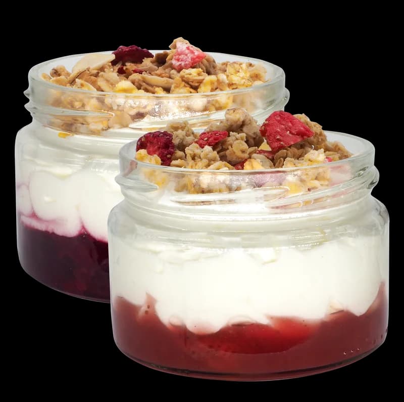 Joghurt mit Früchten & Müsli (Dessert im Glas)